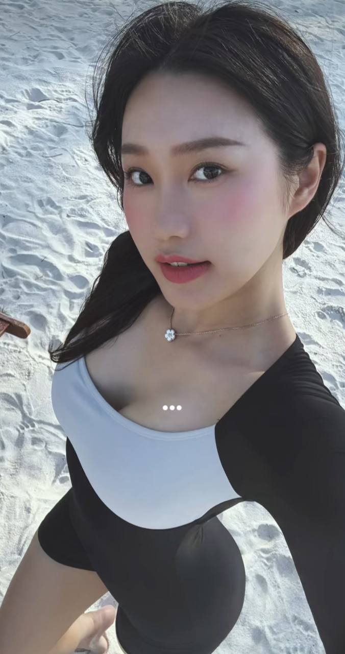 Doãn Hải My diện đồ bơi khoe body