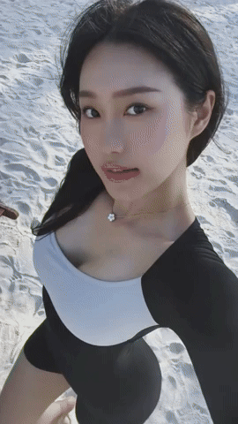 Doãn Hải My diện đồ bơi khoe body