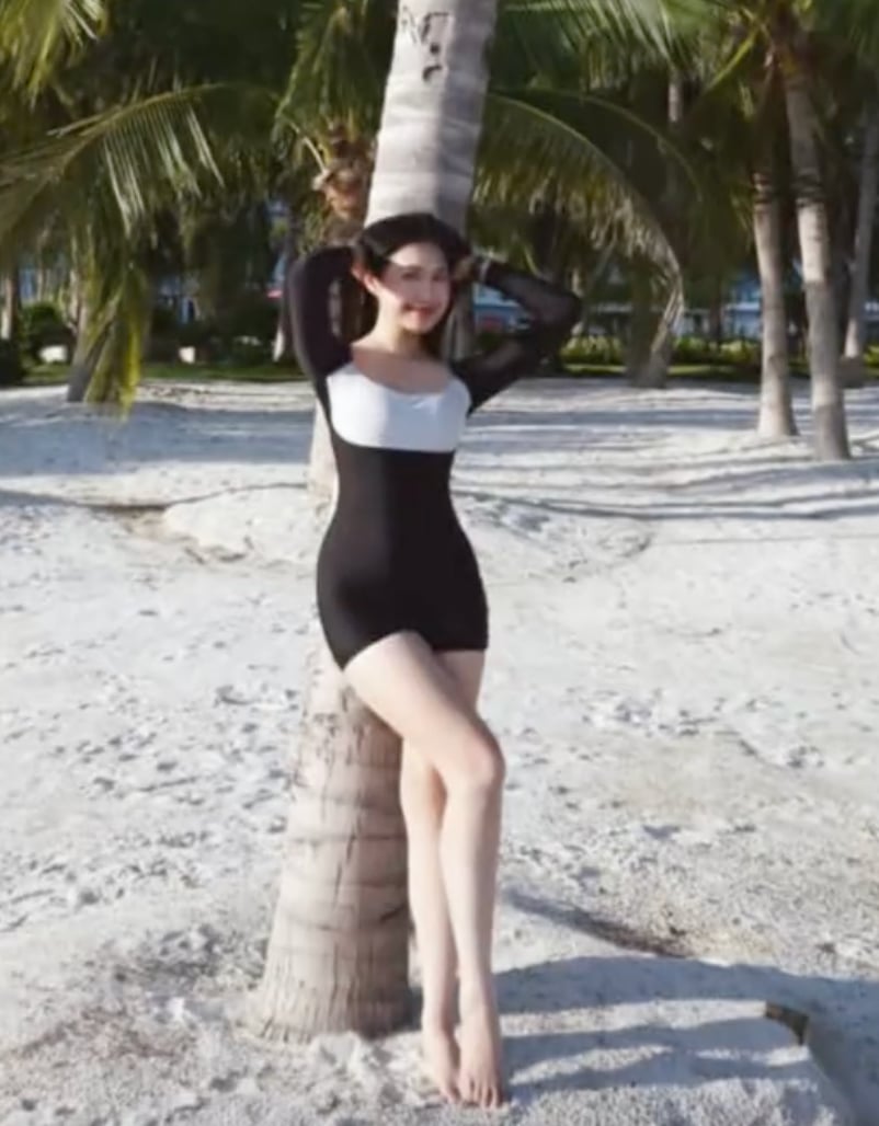Doãn Hải My diện đồ bơi khoe body