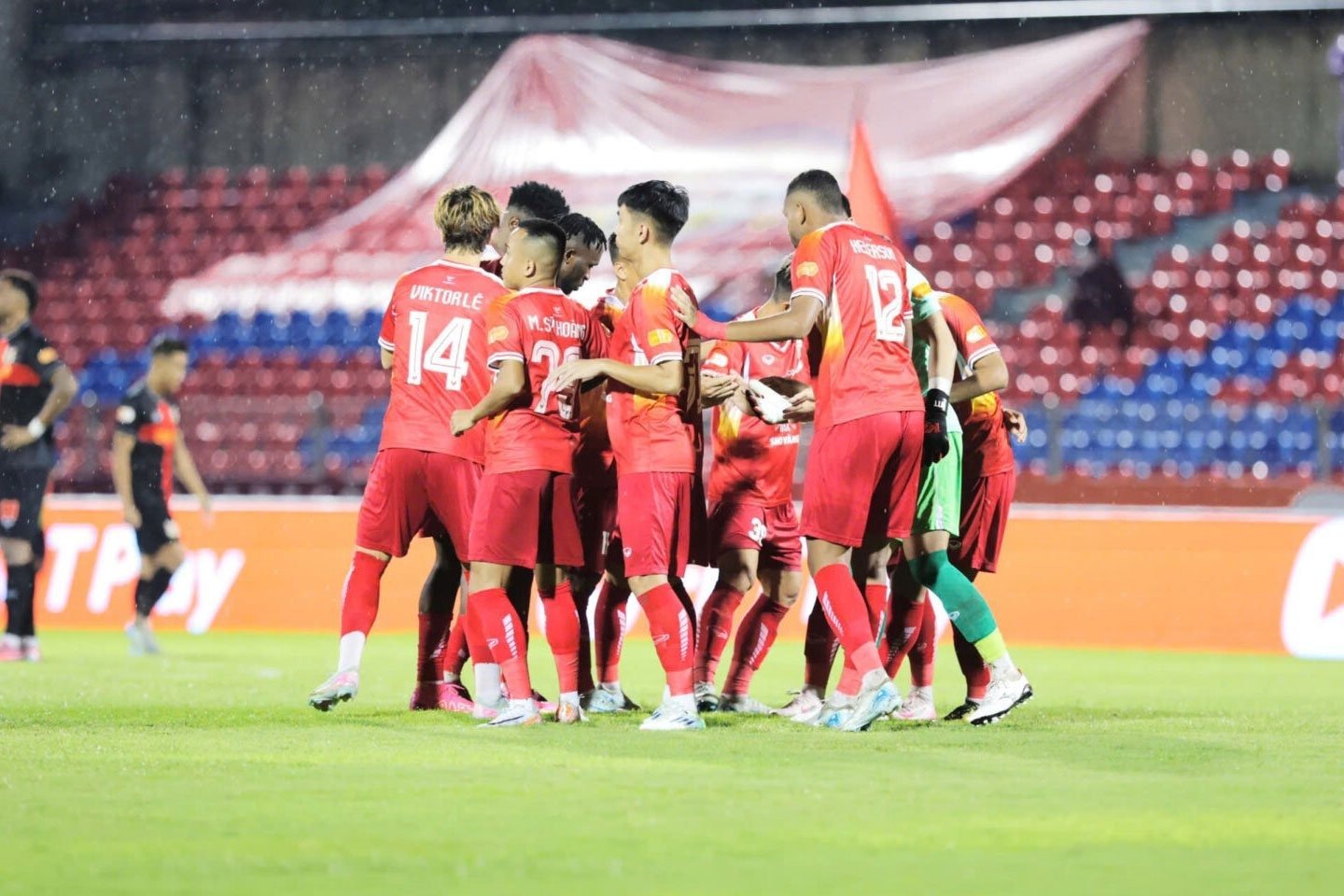 18-1755503758-vong-1-vleague-viet-kieu-mo-nhat-tan-binh-ghi-dau-an.jpg