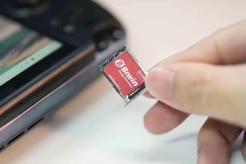 Trung Quốc sắp ra mắt SSD siêu nhỏ, cắm như thẻ SIM
