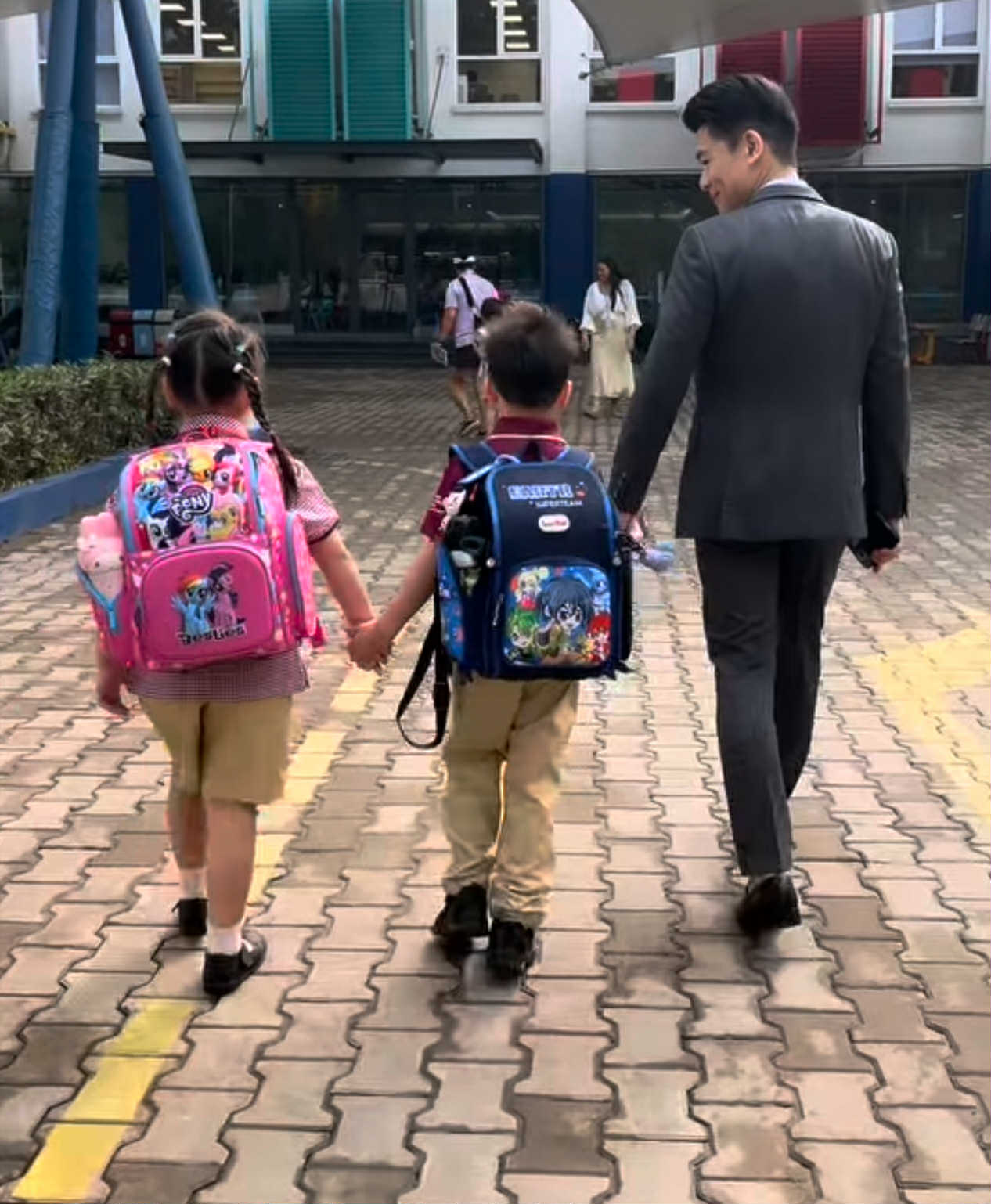 Xả vai thiếu gia nghìn tỷ nhà bầu Hiển, Đỗ Quang Vinh hoá bố đơn thân đưa hai con song sinh đi học gây sốt- Ảnh 1.