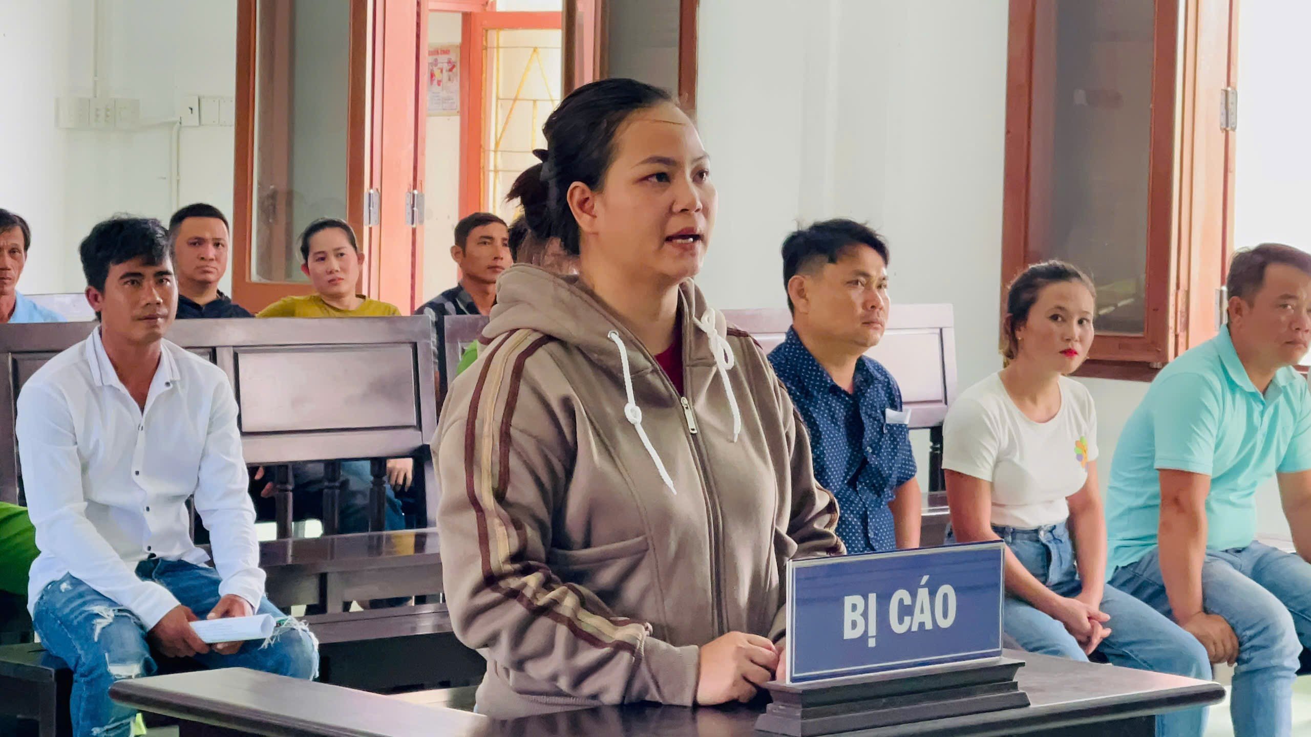 Một người phụ nữ đâm trọng thương 2 người đàn ông - Ảnh 1.