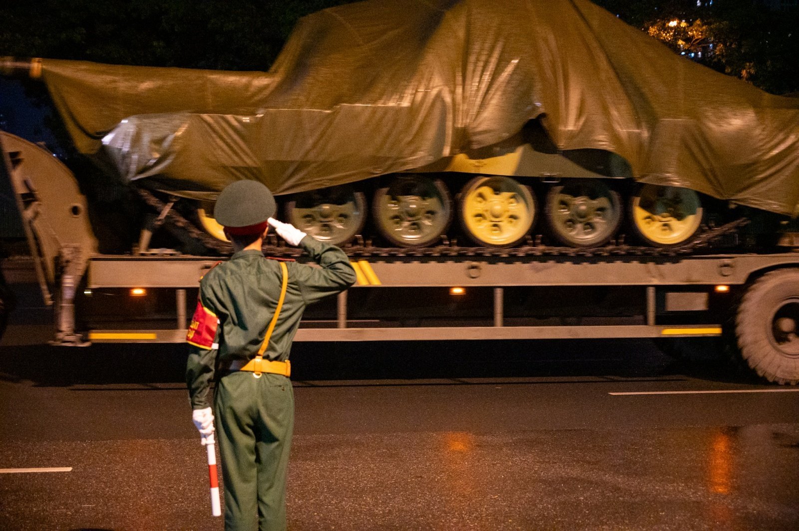 Dàn khí tài tham gia diễu binh, diễu hành di chuyển về trung tâm Hà Nội trong đêm mưa- Ảnh 10.