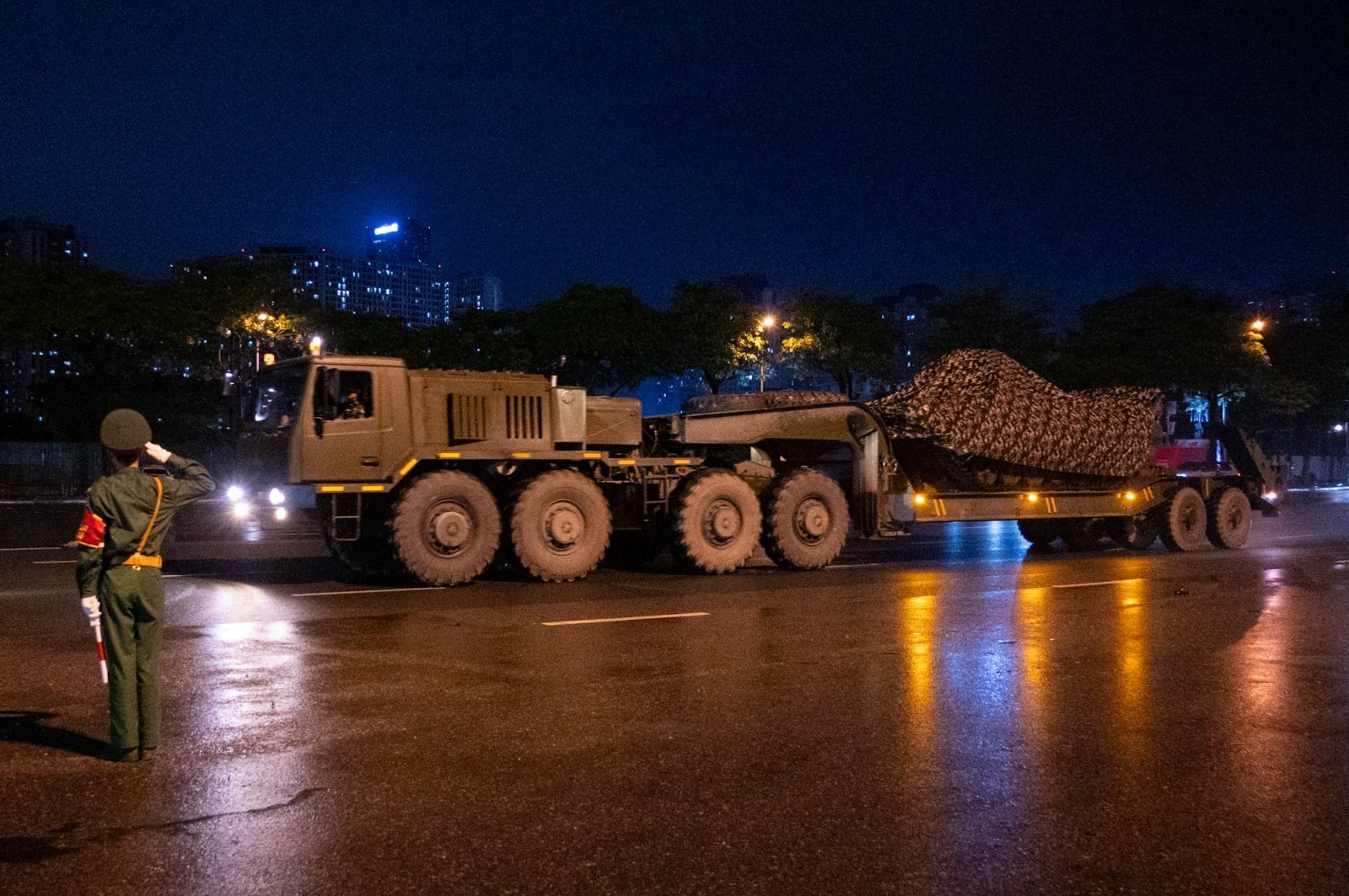 Dàn khí tài tham gia diễu binh, diễu hành di chuyển về trung tâm Hà Nội trong đêm mưa- Ảnh 11.
