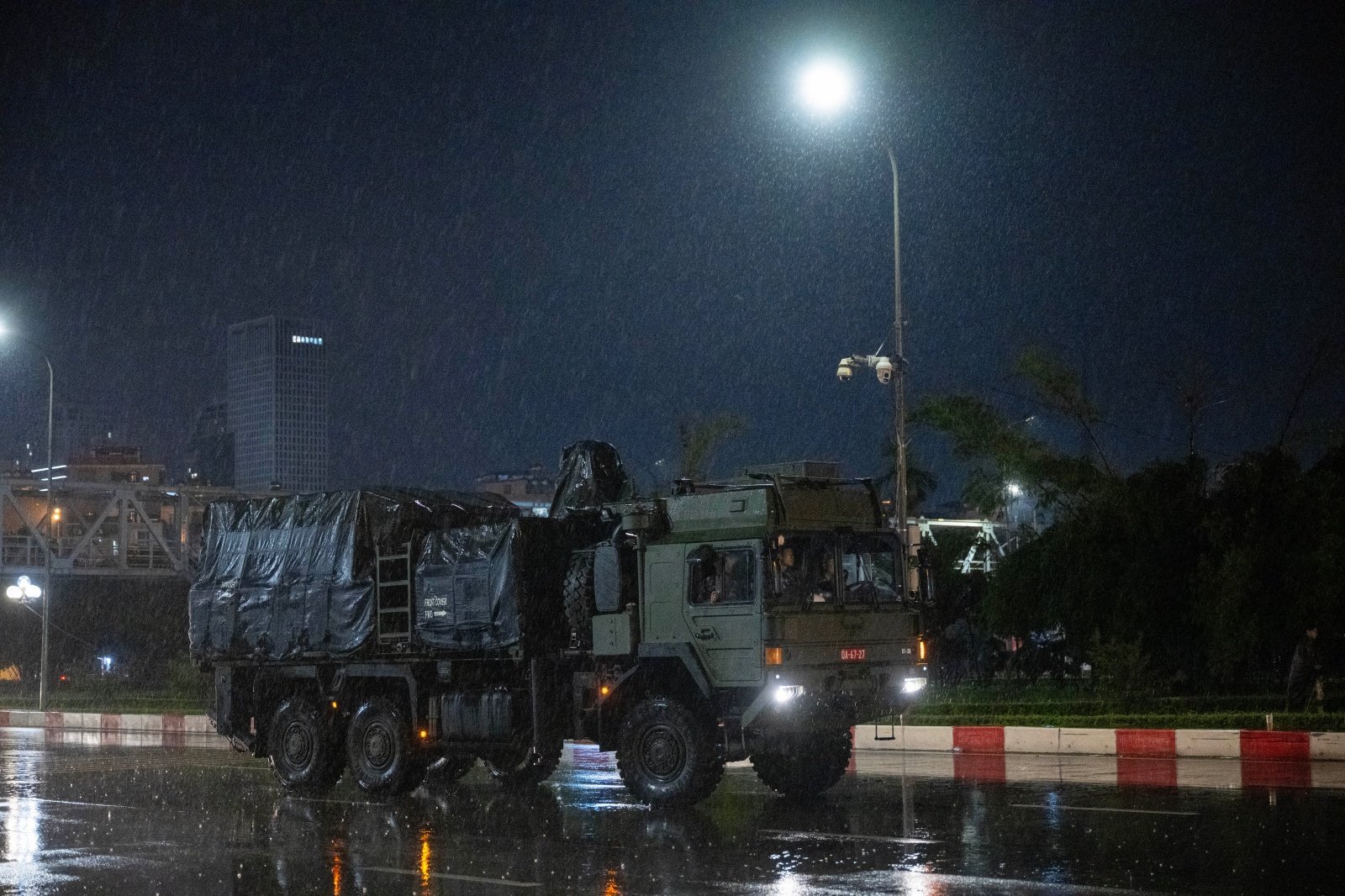 Dàn khí tài tham gia diễu binh, diễu hành di chuyển về trung tâm Hà Nội trong đêm mưa- Ảnh 14.