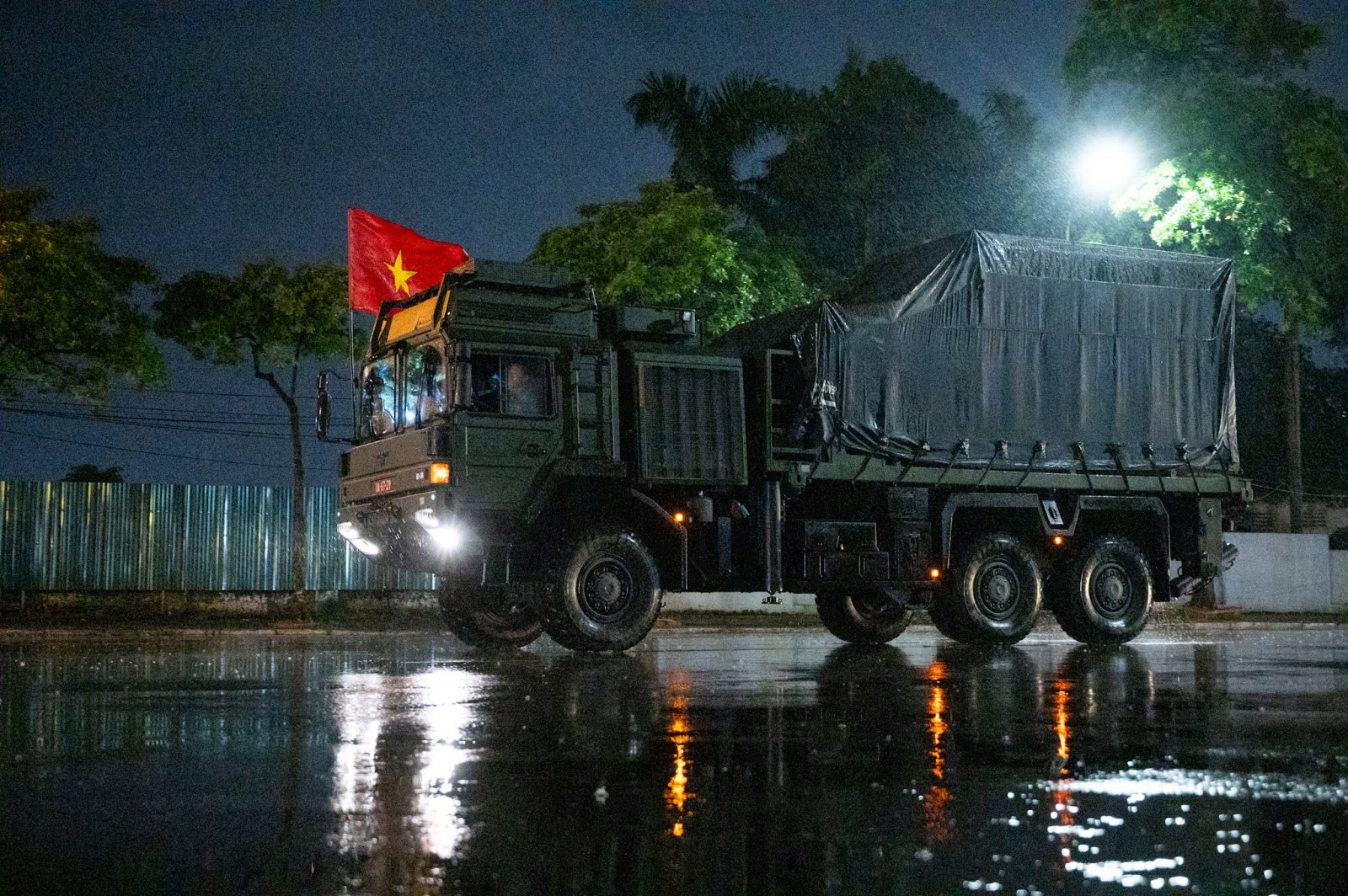 Dàn khí tài tham gia diễu binh, diễu hành di chuyển về trung tâm Hà Nội trong đêm mưa- Ảnh 24.