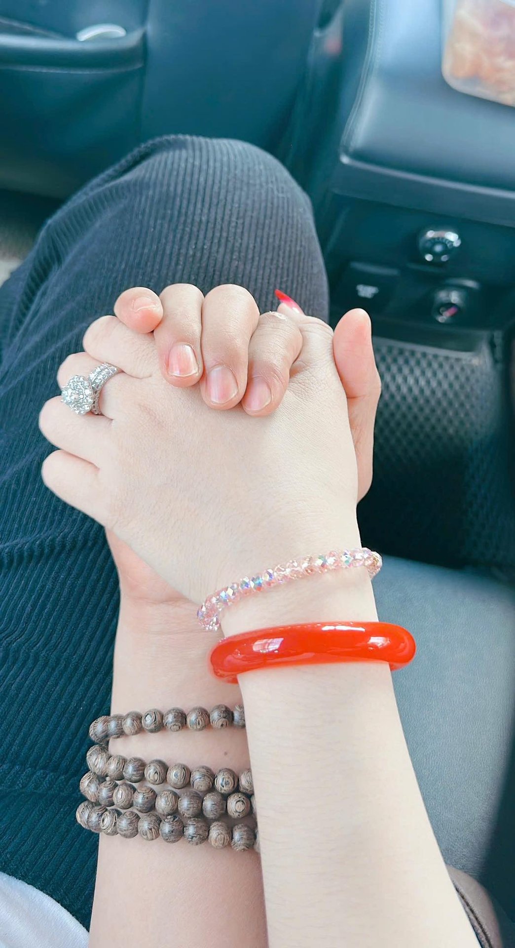 Mới 2 tuần chia sẻ làm bố đơn thân, nam nghệ sĩ Việt lại đăng ảnh cầm chặt tay 1 người: “Chỉ yêu mình em”- Ảnh 1.
