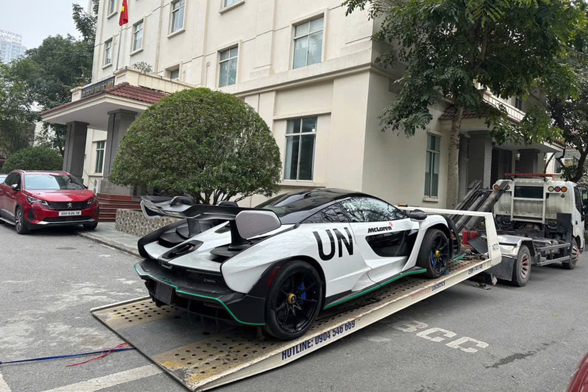 mclaren senna 1.jpg