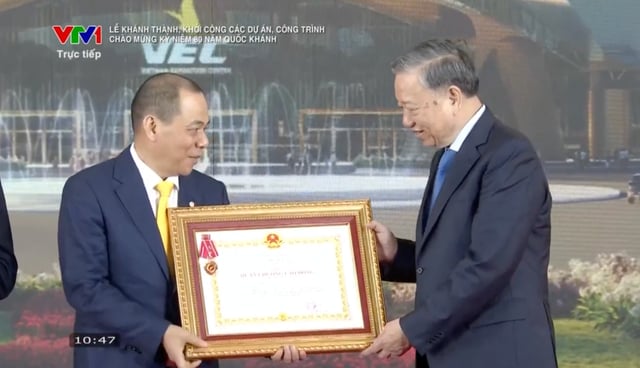 19-1755585751-vingroup-cua-ty-phu-pham-nhat-vuong-nhan-huan-chuong-lao-dong-hang-nhat.png