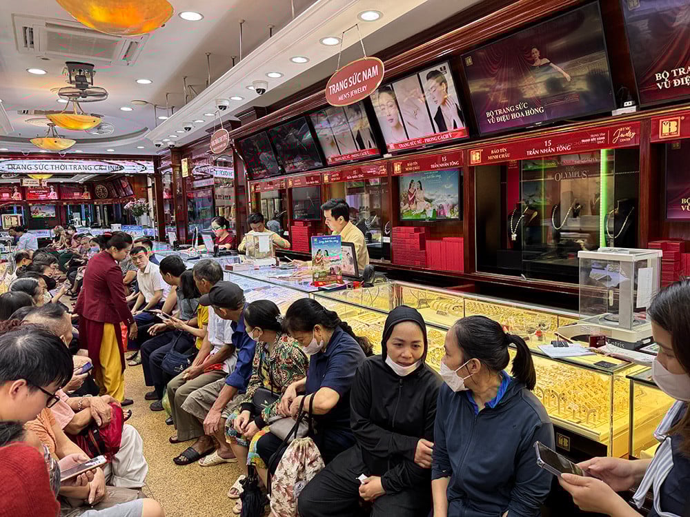xep hang mua vang.jpg
