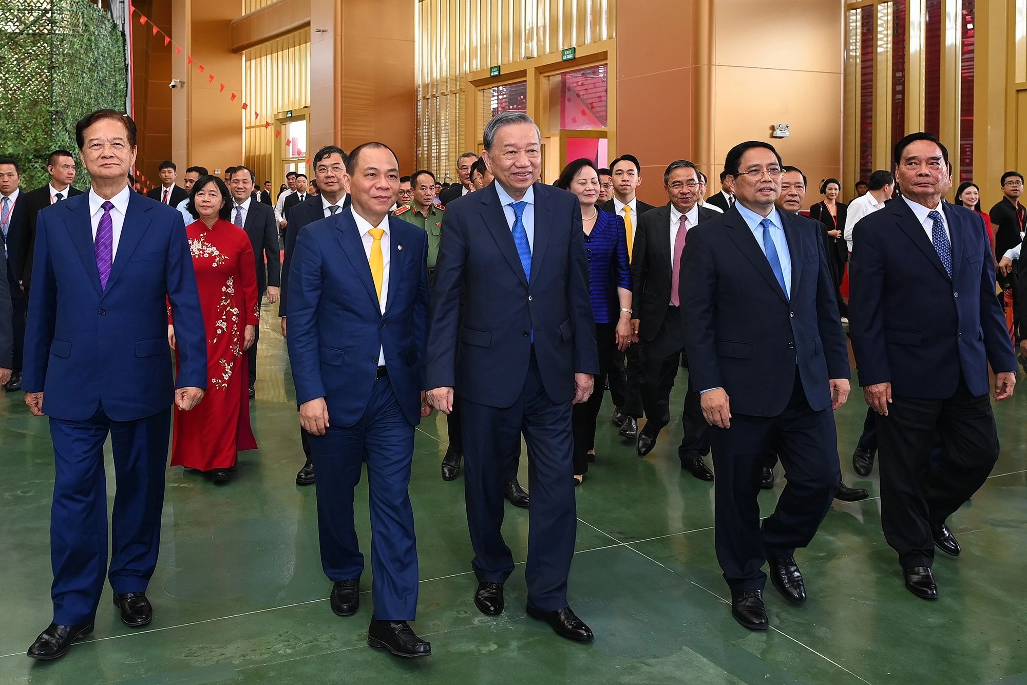 khanh thanh vec,  hoi cho trien lam,  dong anh anh 1