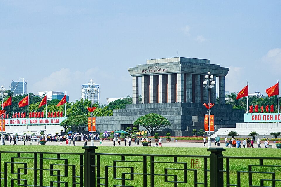 Tuyến buýt điện đặc biệt mới khai trương của tỷ phú Phạm Nhật Vượng sẽ miễn phí chở người dân tới những điểm du lịch nào?- Ảnh 2.