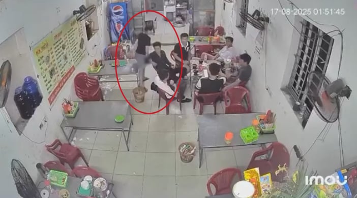 Chủ quán ăn ra tay với khách hàng quấy rối mình: Bài học nhớ đời cho kẻ khiếm nhã- Ảnh 2.