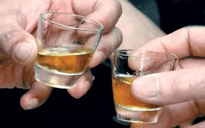 Bằng rất nhiều chứng cứ thu thập được, cơ quan chức năng xác định Lý Láo Lủ (SN 1995, hàng xóm của gia đình nạn nhân) chính là nghi can số một. Lủ đã có vợ và một cậu con trai hơn 1 tuổi. Trong khoảng thời gian xảy ra vụ án, vợ Lủ cùng con đang về nhà bố mẹ đẻ. Theo người dân địa phương, trước đó, chính vợ Lủ từng tâm sự, Lủ có nhu cầu sinh lý cao, mỗi khi uống rượu, bất kể ngày hay đêm, anh ta đều ép phải cho 