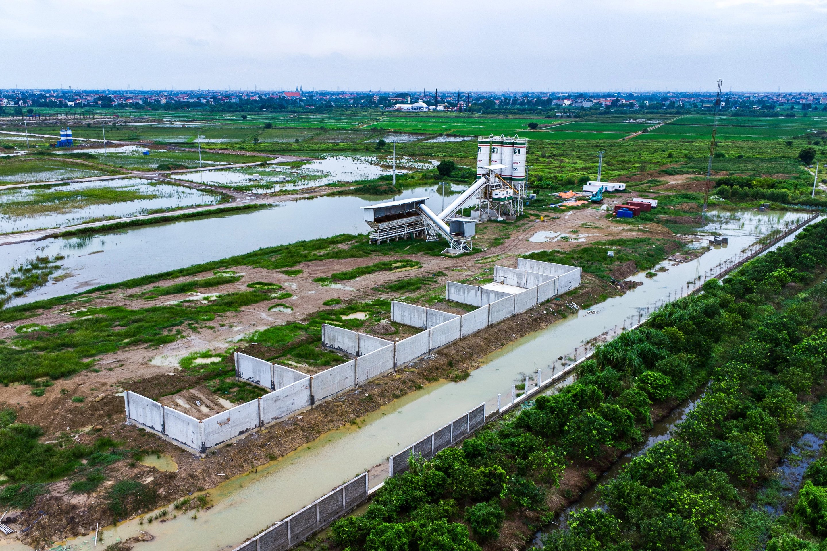 20-1755658957-can-canh-khu-dat-gan-2000-ha-xay-sieu-san-bay-121000-ty-dong.jpg
