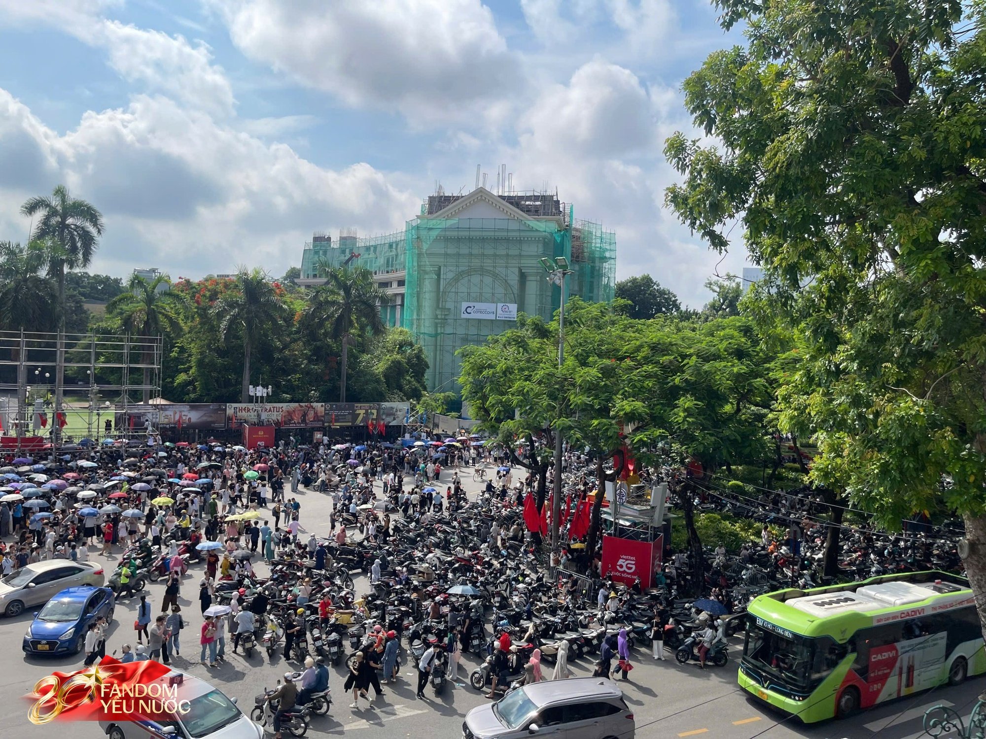 Hàng nghìn người xếp hàng suốt đêm 