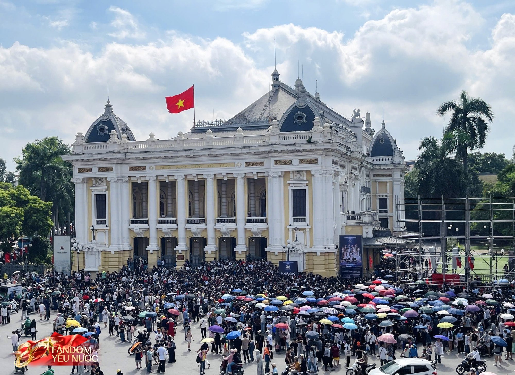 Hàng nghìn người xếp hàng suốt đêm 
