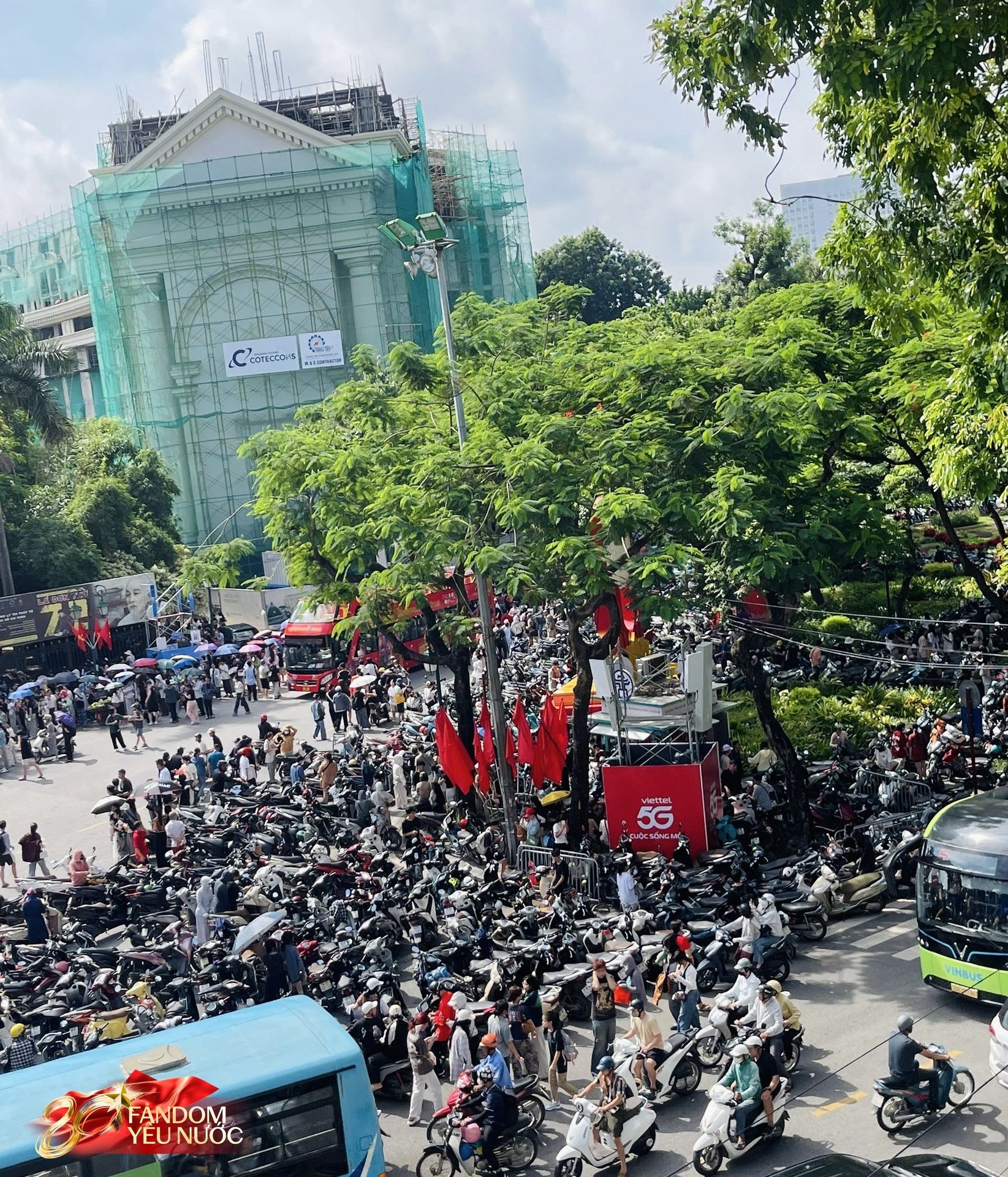 Hàng nghìn người xếp hàng suốt đêm 