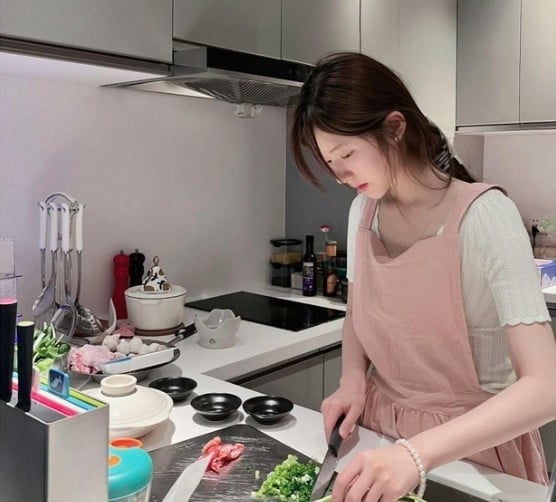 Cô thường xuyên chia sẻ những khoảnh khắc khắc đời thường lên mạng xã hội, cho thấy cuộc đời xa hoa, sang chảnh.