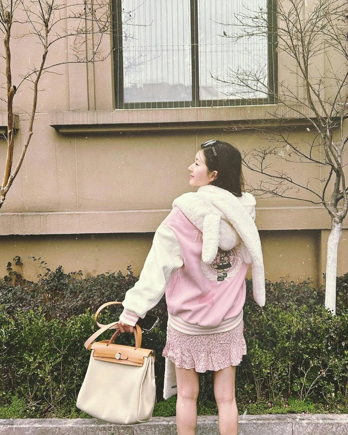 Bên cạnh đóng phim, Triệu Lộ Tư còn được nhiều nhãn hàng săn đón, mời làm người mẫu đại diện. Tài nguyên thời trang, làm đẹp của mỹ nhân họ Triệu thuộc hàng top so với các tiểu hoa cùng lứa.