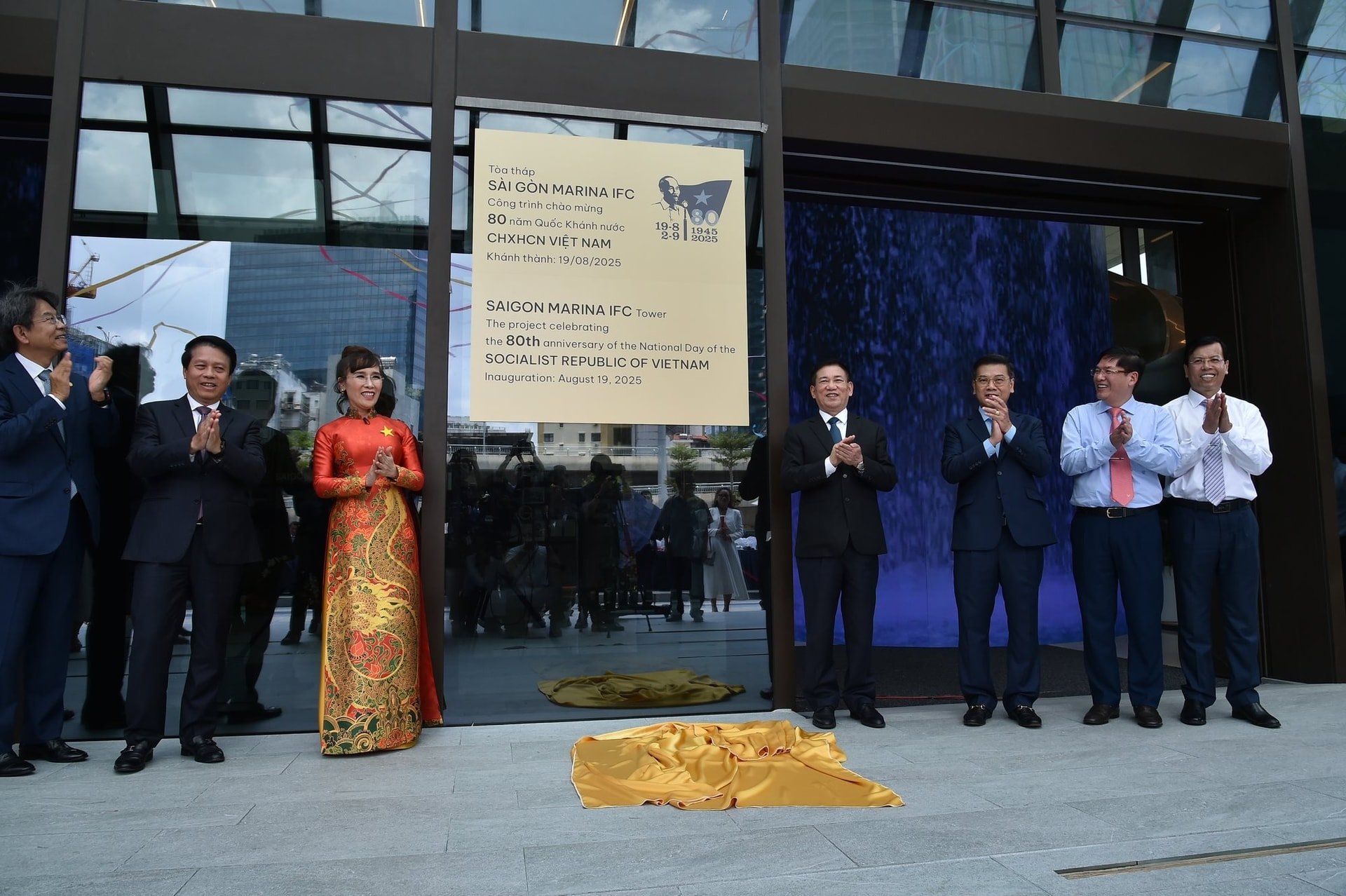 20-1755676453-nu-dai-gia-dung-sau-toa-thap-55-tang-duoc-coi-la-bieu-tuong-moi-cua-tp-dong-dan-nhat-viet-nam-la-ai.jpg