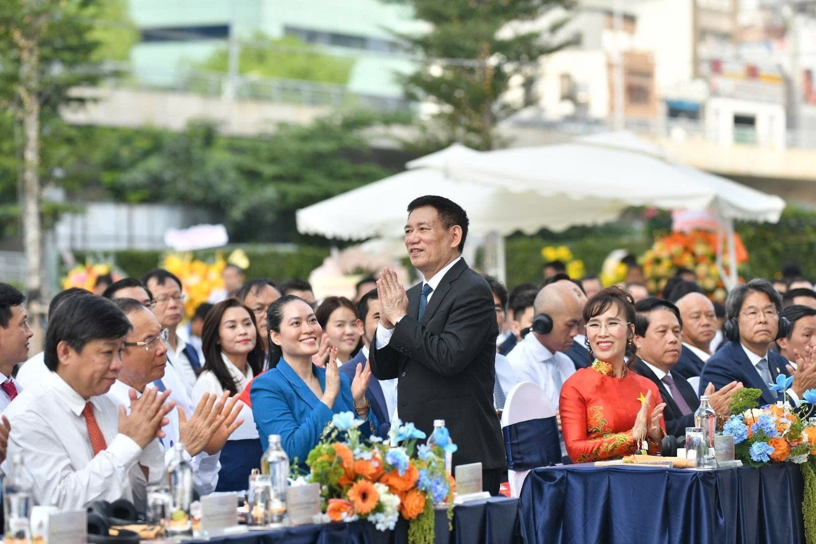 20-1755676453-nu-dai-gia-dung-sau-toa-thap-55-tang-duoc-coi-la-bieu-tuong-moi-cua-tp-dong-dan-nhat-viet-nam-la-ai.jpg