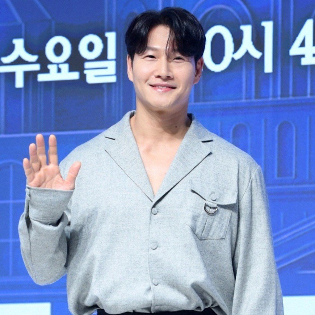 Thông tin nam ca sĩ Kim Jong Kook thông báo cưới vợ ở tuổi 49 vào tháng 10 sắp tới khiến khán giả khắp nơi bất ngờ vì anh nổi tiếng là 