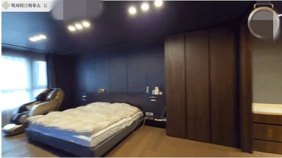 Phòng ngủ đơn giản nhưng ấm cúng. Ảnh chụp màn hình