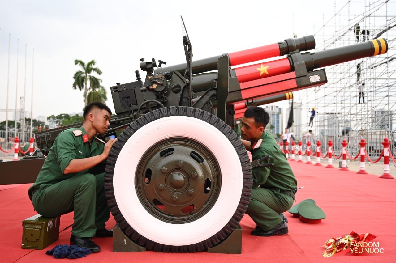 Cận cảnh 15 khẩu pháo lễ 105mm lần đầu tiên được đặt tại sân vận động Mỹ Đình, sẵn sàng luyện tập chuẩn bị cho đại lễ 2/9- Ảnh 6.