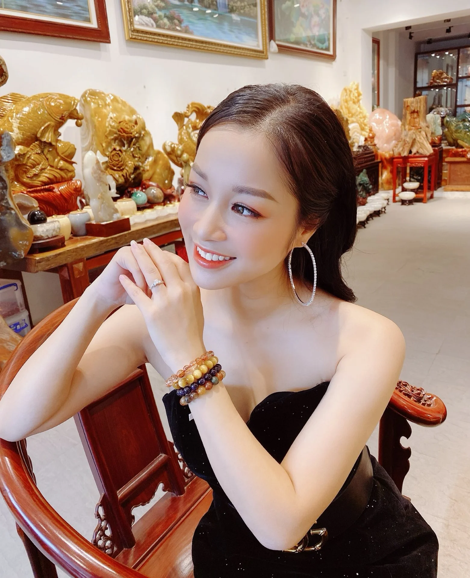 Nhan sắc tuổi 40 và cuộc sống sang chảnh của đại úy công an là mỹ nhân Nhật ký Vàng Anh đình đám- Ảnh 9.