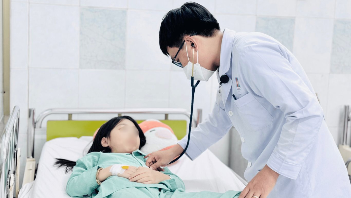 benh nhi ngo doc.png
