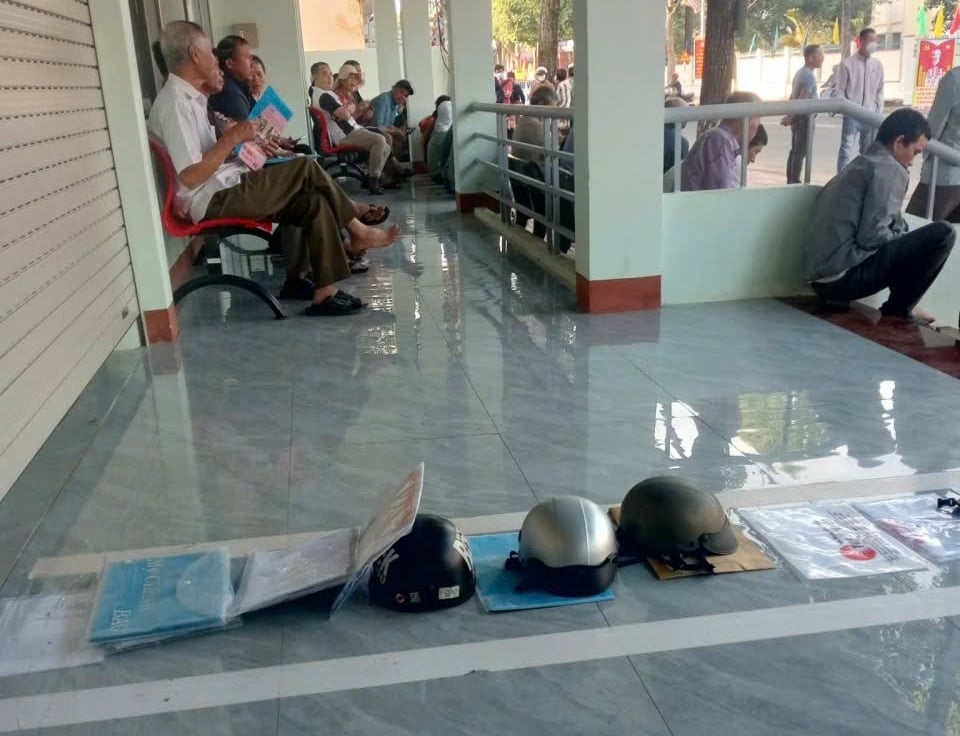 Lãnh đạo xã nói gì về việc người đặt nón bảo 
