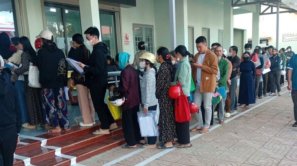 Lãnh đạo xã nói gì về việc người đặt nón bảo 