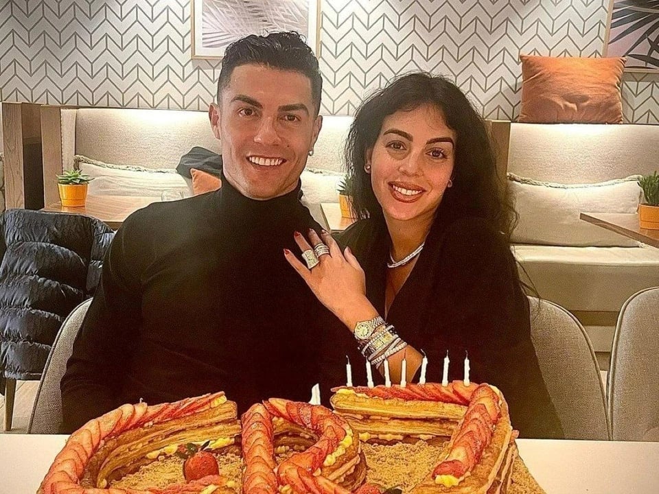 21-1755738812-hop-dong-hon-nhan-gay-choang-cua-ronaldo.jpg