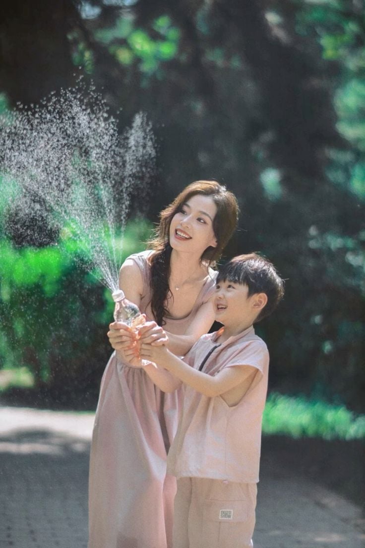 Thay vì áp đặt, chỉ đạo con phải làm theo ý mình, bố mẹ hãy giúp con rèn luyện tính tự lập và tự giác- Ảnh 1.