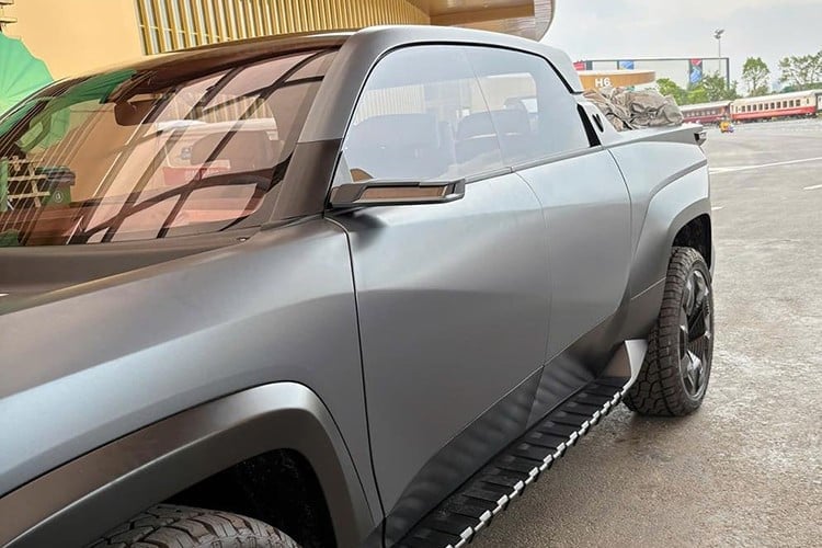 Đây cũng là kích thước dài nhất trong số những mẫu xe bản tải cùng phân khúc đang bán trên thị trường hiện nay, giúp người dùng có được không gian rộng rãi để chở đồ, nghỉ ngơi hay giải trí trên xe, tăng tối đa sự tiện dụng.