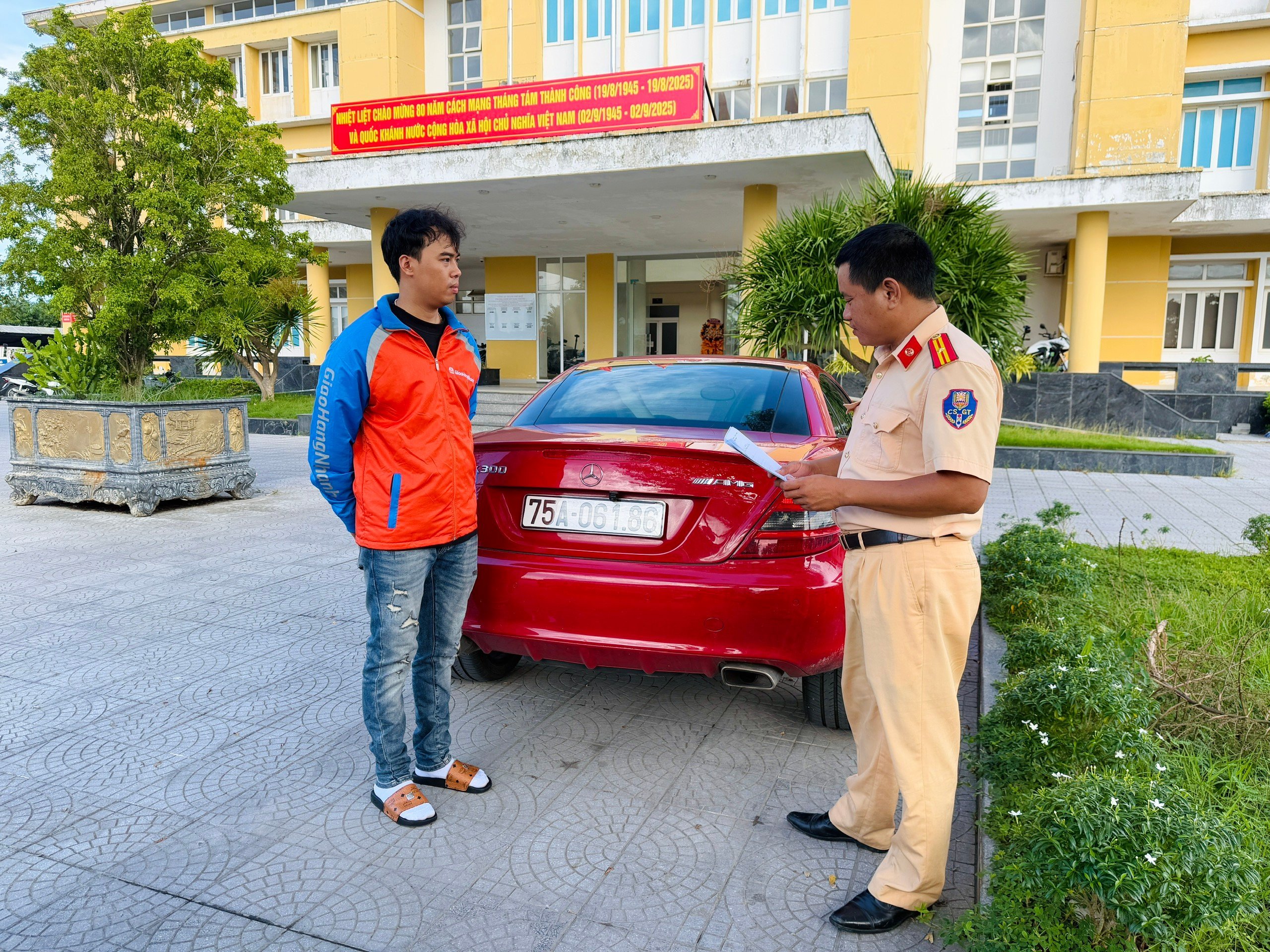 TikToker Bin síp bơ nước Huế bị CSGT mời lên làm việc - Ảnh 2.