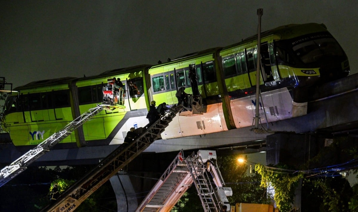 21-1755750321-gan-800-nguoi-mac-ket-do-monorail-dung-hoat-dong-dot-ngot-tai-mumbai-an-do.jpg