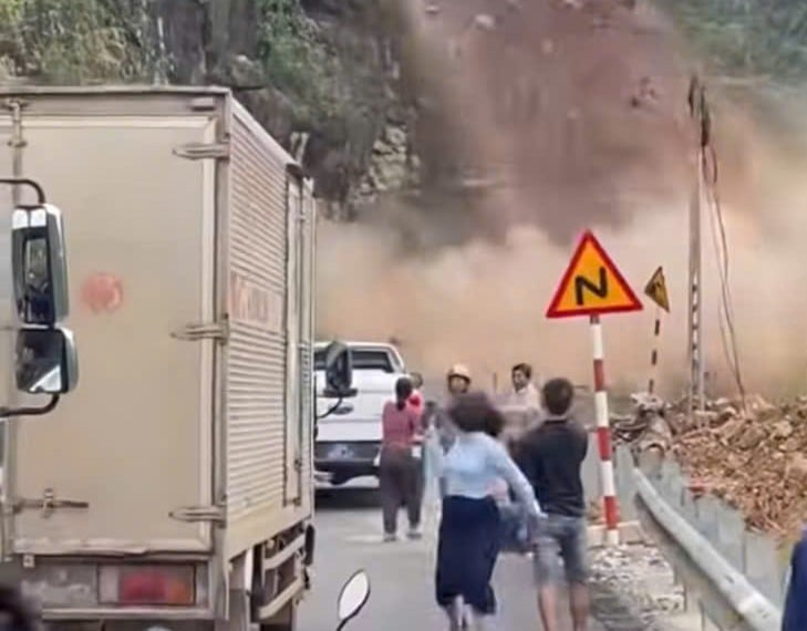 VIDEO: Đất đá trên núi sạt lở vùi lấp đường khi nhiều người đang quay video- Ảnh 2.
