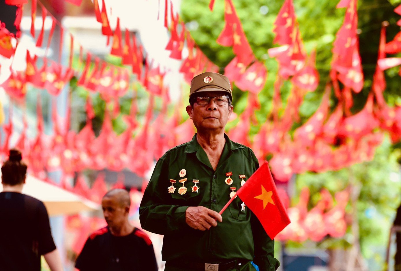 Người dân Hà Nội háo hức chờ xem tổng hợp luyện diễu binh trên các tuyến phố - Ảnh 4.