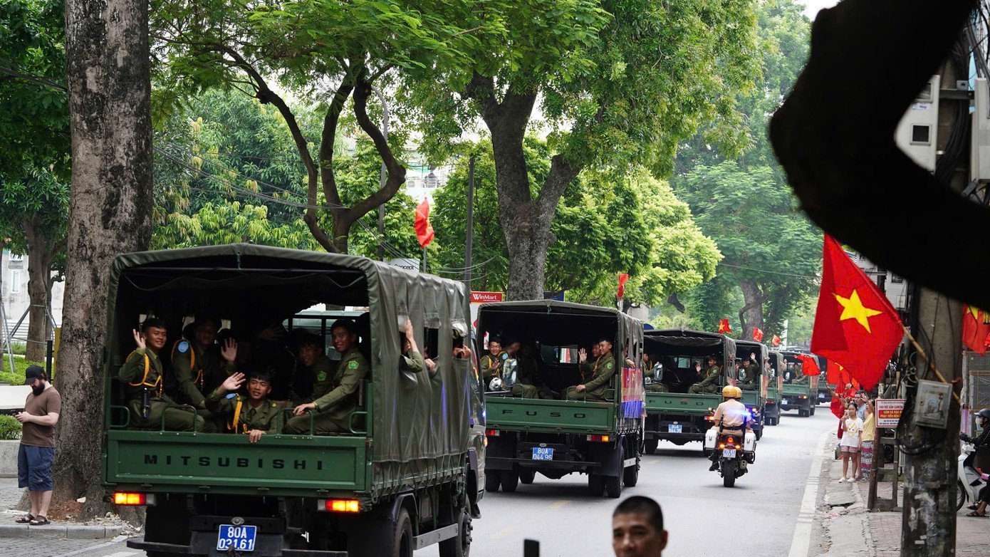 Người dân Hà Nội háo hức chờ xem tổng hợp luyện diễu binh trên các tuyến phố - Ảnh 2.