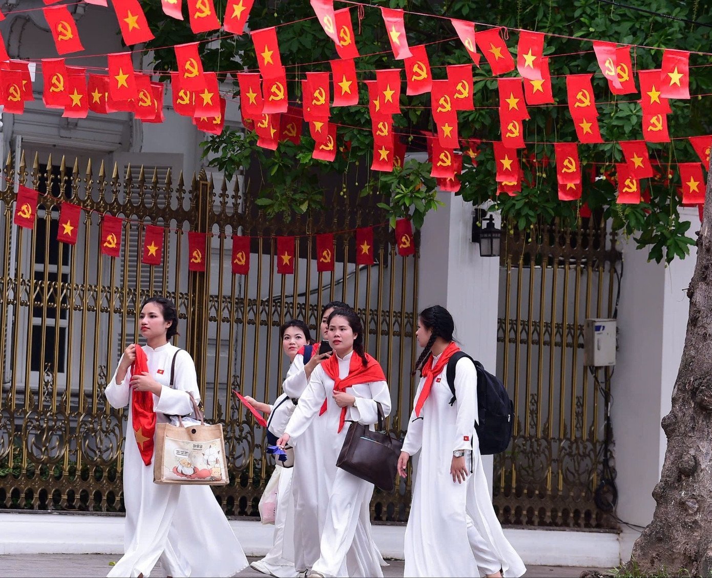 Người dân Hà Nội háo hức chờ xem tổng hợp luyện diễu binh trên các tuyến phố - Ảnh 7.