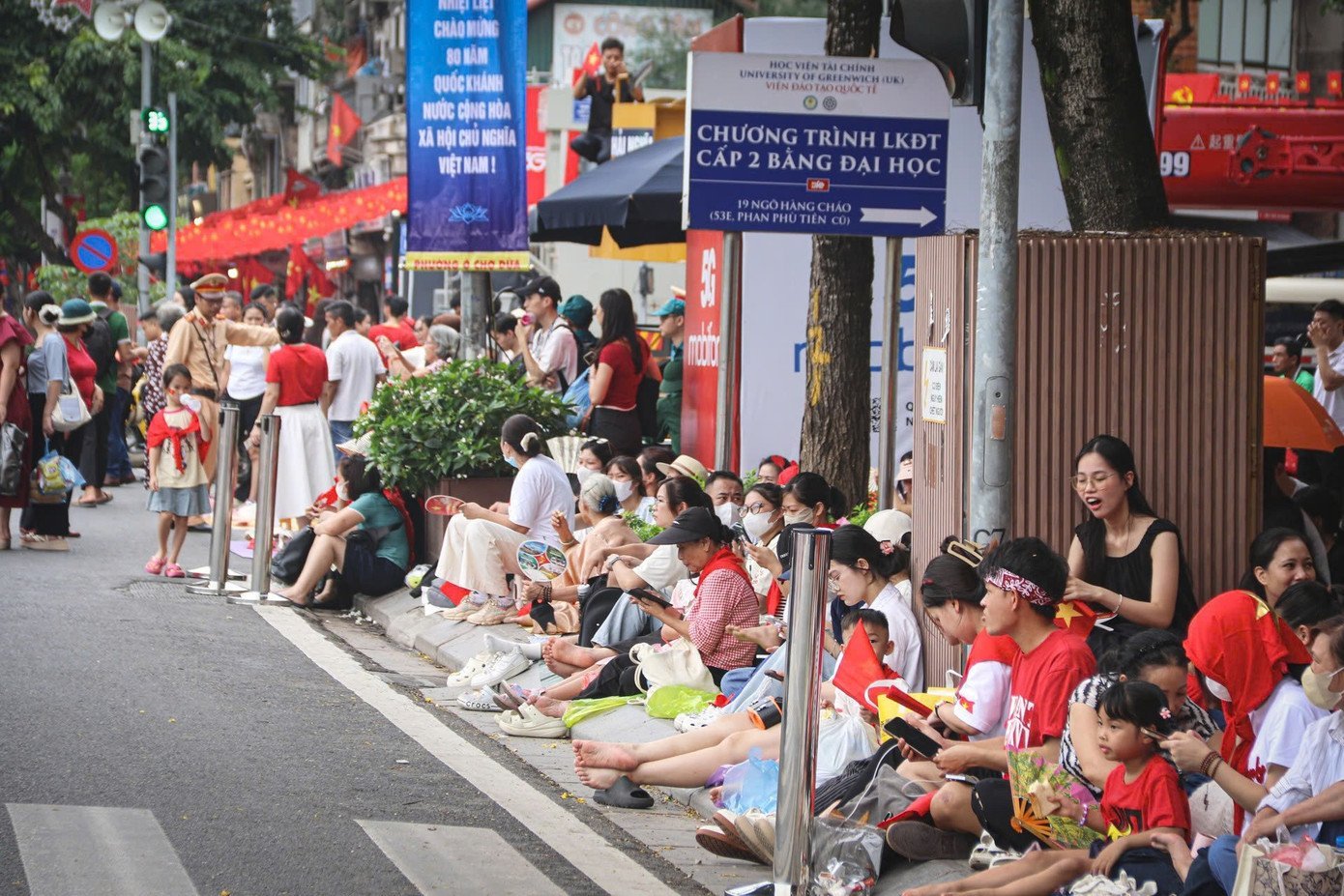Người dân Hà Nội háo hức chờ xem tổng hợp luyện diễu binh trên các tuyến phố - Ảnh 9.
