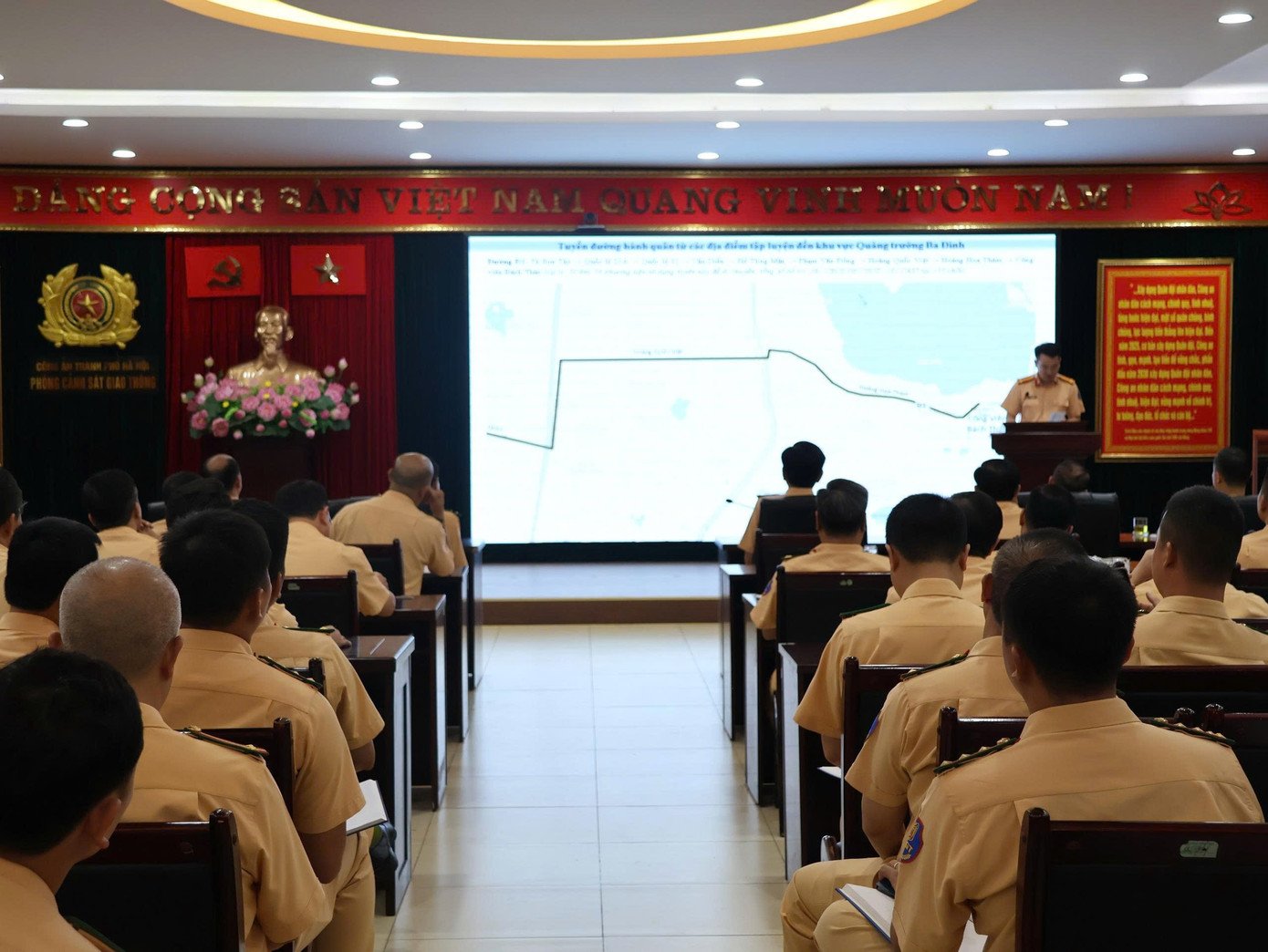 Người dân Hà Nội háo hức chờ xem tổng hợp luyện diễu binh trên các tuyến phố - Ảnh 23.