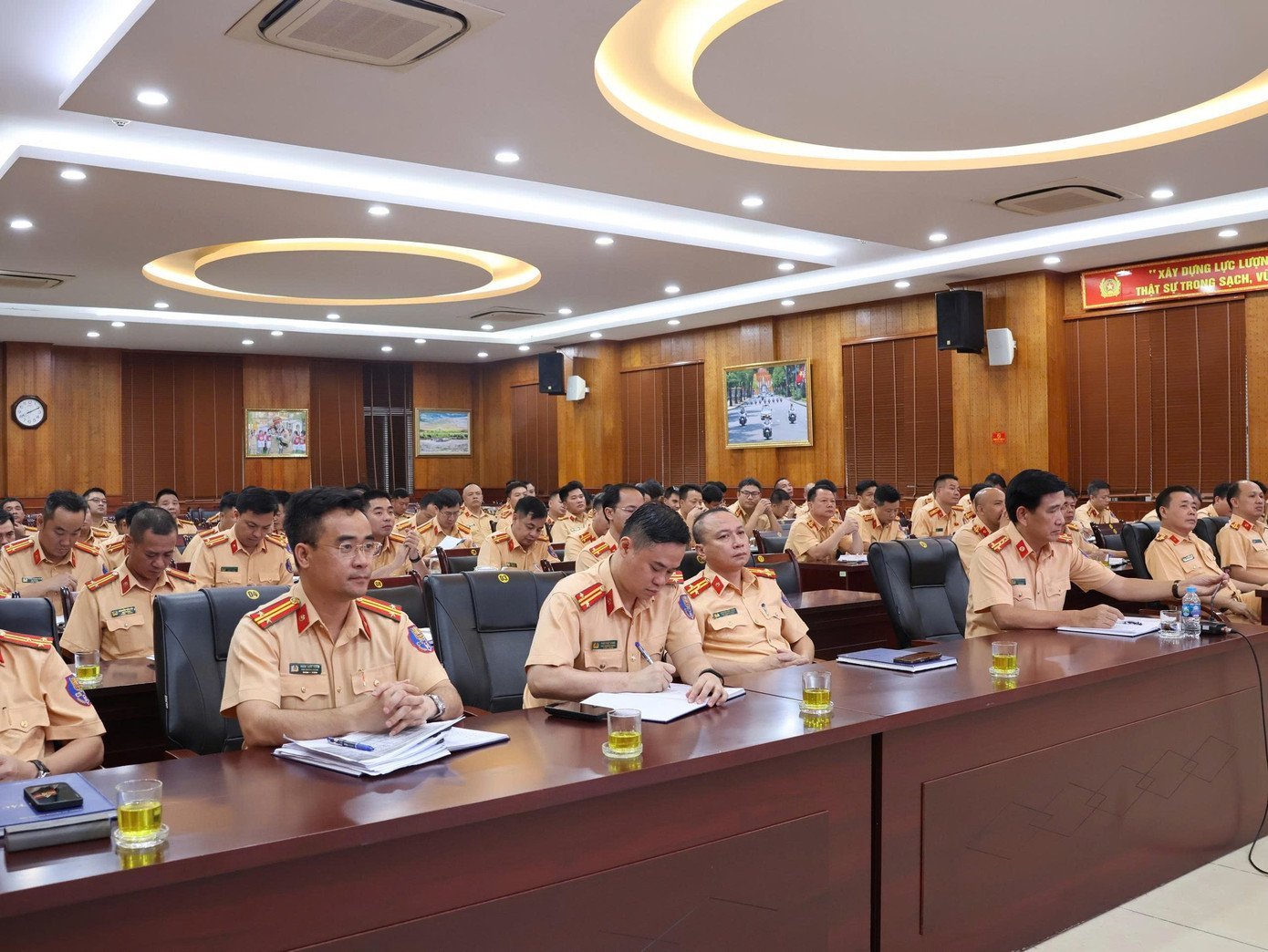 Người dân Hà Nội háo hức chờ xem tổng hợp luyện diễu binh trên các tuyến phố - Ảnh 24.