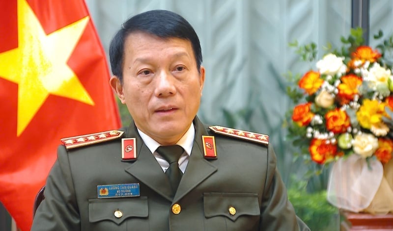 21-1755764821-lay-y-kien-nhan-dan-viec-tang-huan-chuong-voi-tap-the-bo-cong-an-dai-tuong-luong-tam-quang-va-2-thuong-tuong.jpg