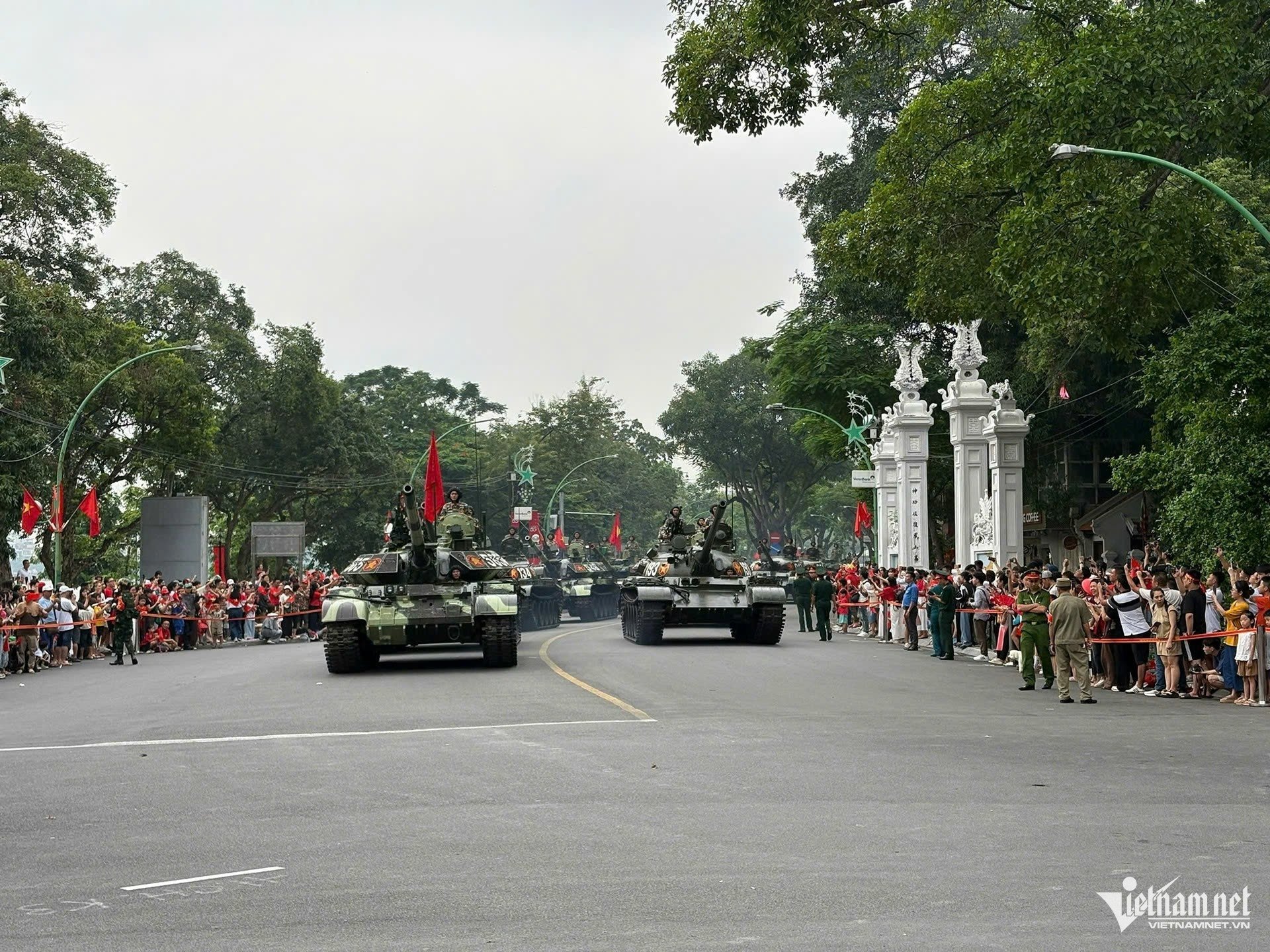 W-diễu binh.jpg