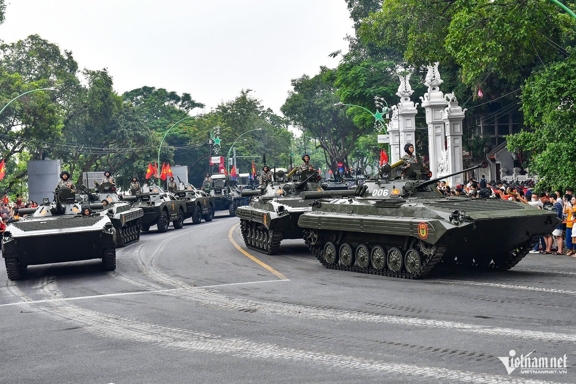 W-diễu binh.jpg