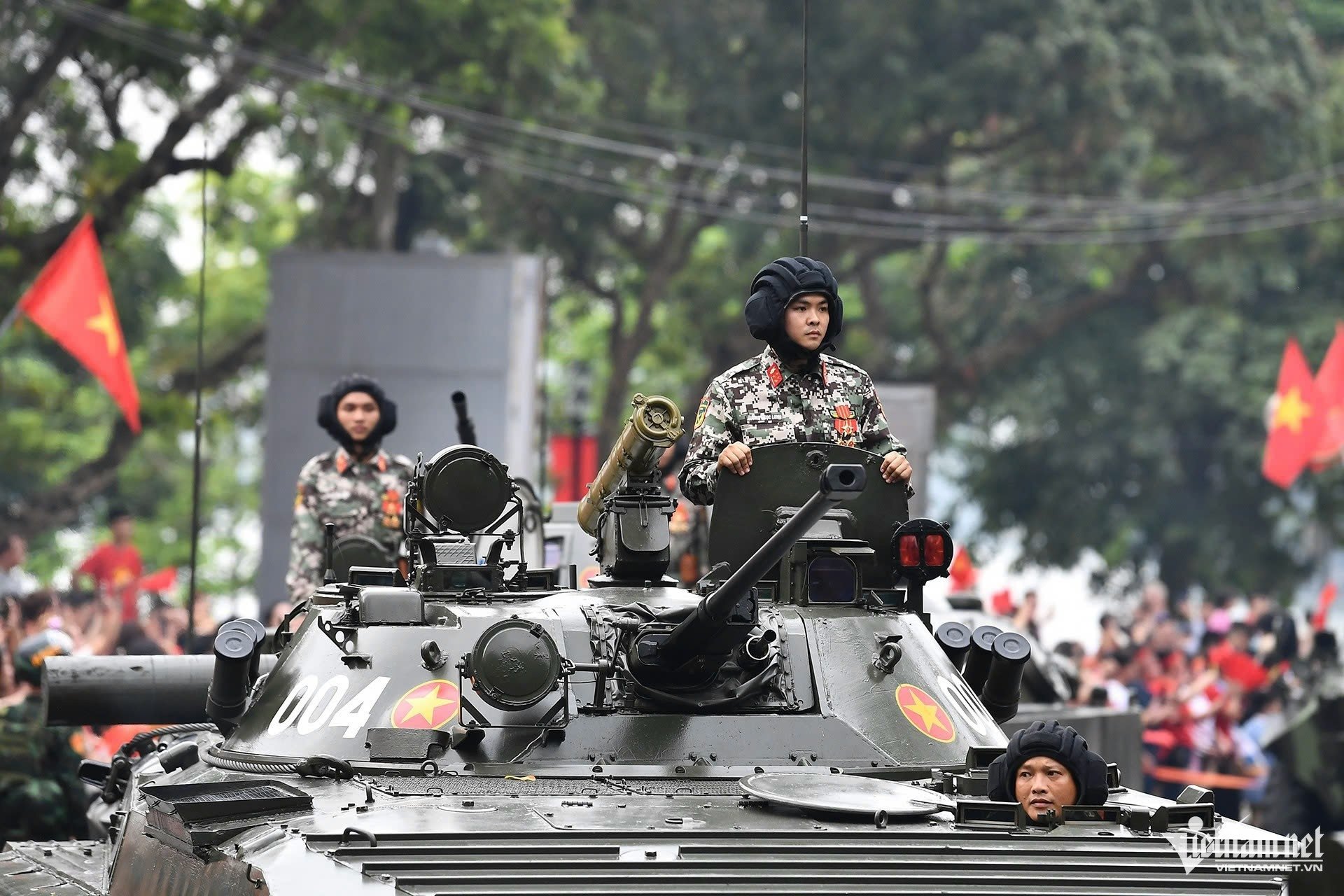 W-diễu binh.jpg